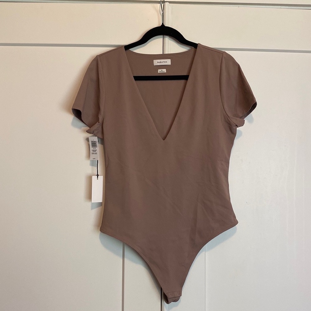 Aritzia Contour Short Sleeve V-Neck Bodysut